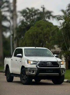 2025 Toyota Hilux White