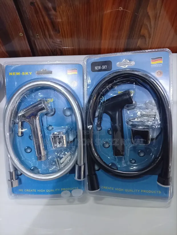 Pressing Shower Head - Black and Chrome - 1