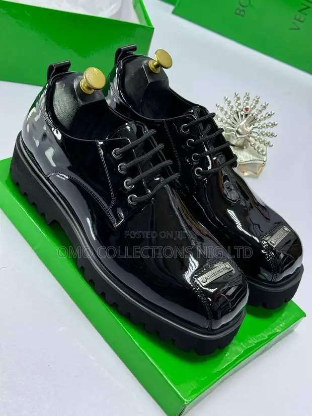 Bottega Veneta Takalmi Na Maza Na Bakin Fata Na Patent Leather Lace-Up - Sabon Abu - 1