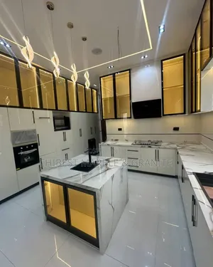 Luxury Marble Quartz for Kitchen Countertop & Staircase