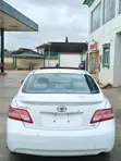 Toyota Camry LE 2.5L Farar Hada 2010 - 1