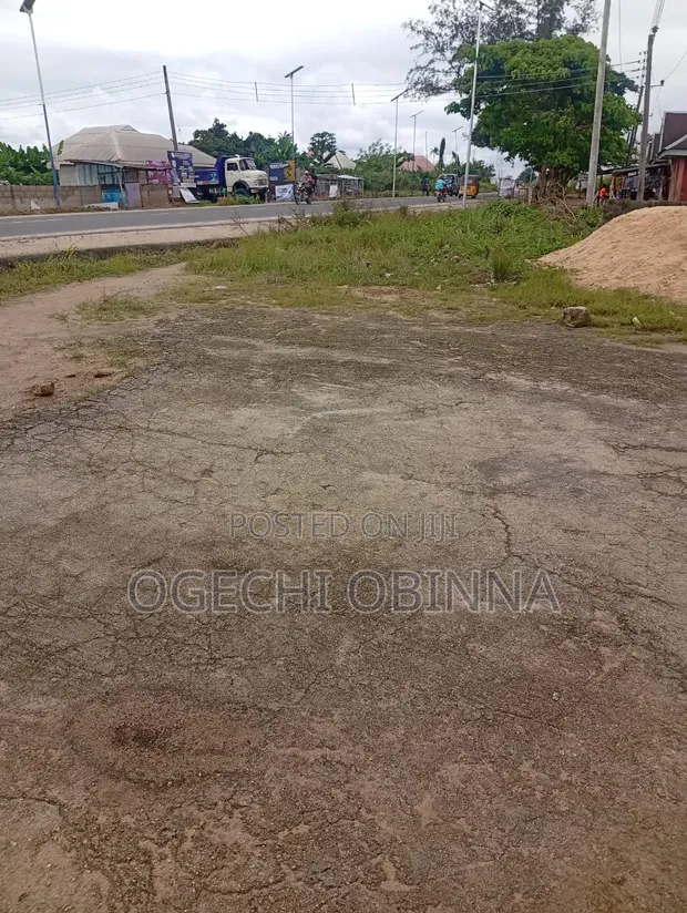 Sallamar Damuwa: 1.5 Plots da Gida a Babban Titin Igboh Etche - 1