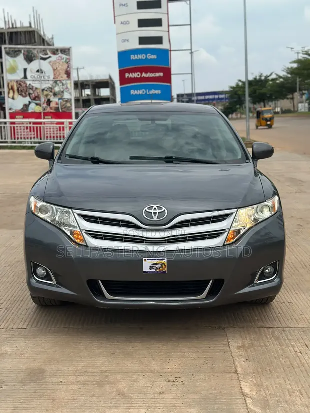 Toyota Venza 2011 Grey - 1