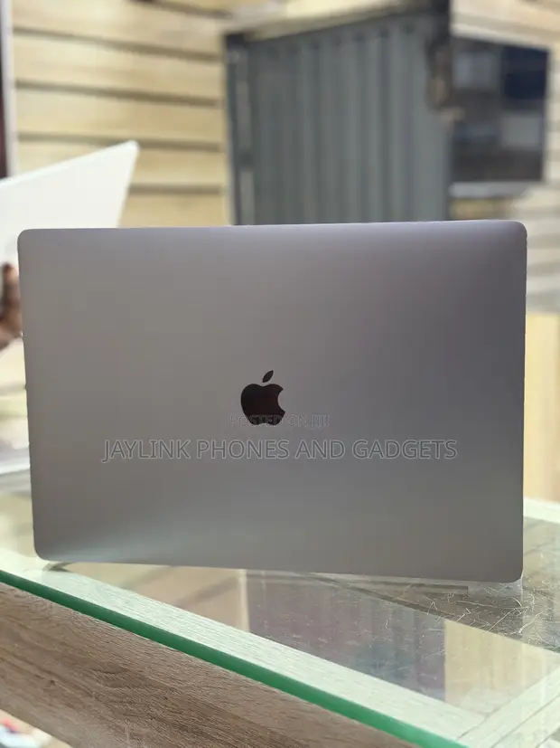 Apple MacBook Pro 2017 15" 16GB RAM, 512GB SSD, Intel Core i7 - 1