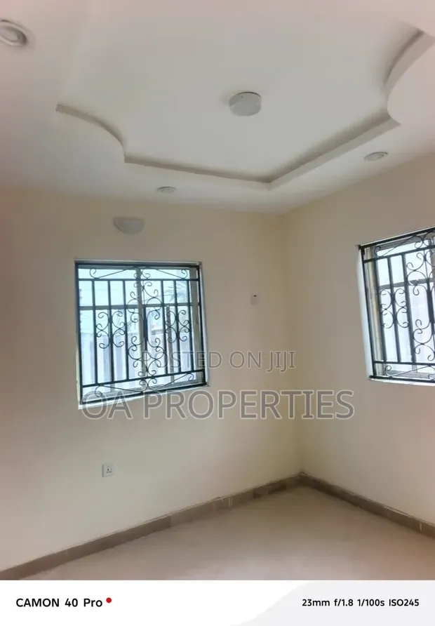 Sabon Ginin 2 Bedroom Flat don Sawa a Okebadan Estate - 1