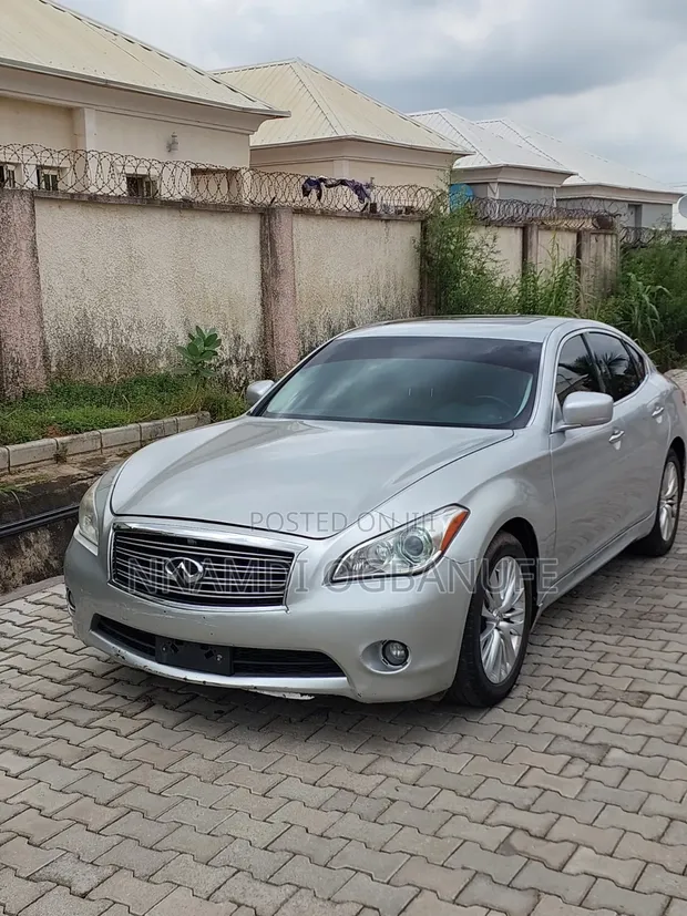 Infiniti M 2011 Silver - 1