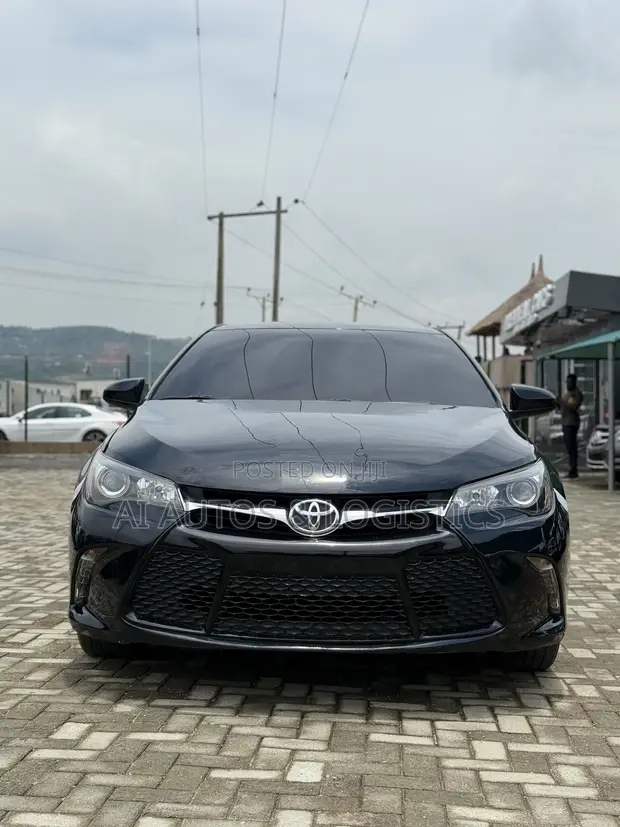 2017 Toyota Camry SE Sedan - 1