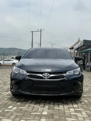 2017 Toyota Camry SE Sedan