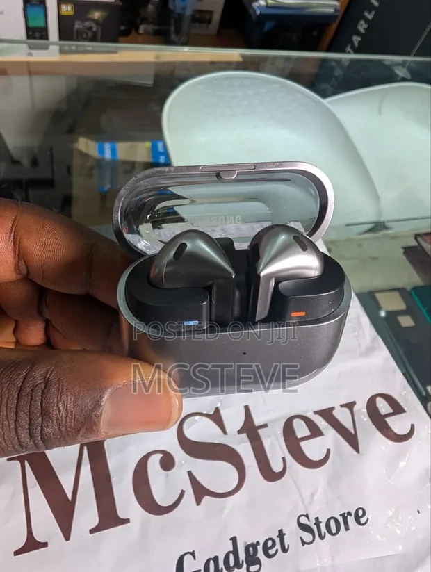 Samsung Galaxy Buds 3 da Rage-Ragen Jini (An Riga An Yi Amfani Da Su) - 1