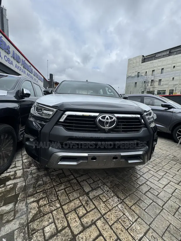 New Toyota Hilux 2025 Black - 1