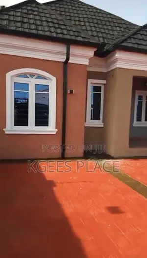 Gidaje 3 masu cike da kayan daki a Military Estate, Eleko