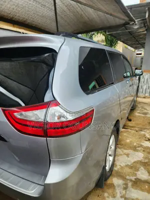 2017 Toyota Sienna Gray
