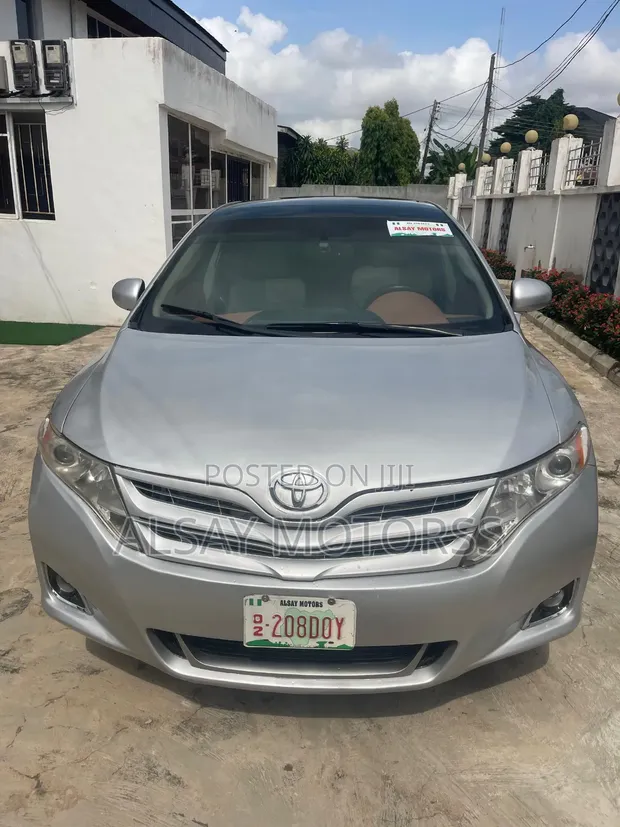 Toyota Venza XLE 2010 Silver - 1