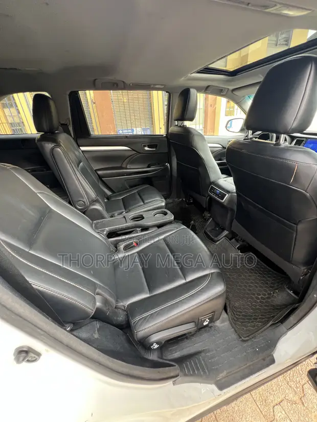 2018 Toyota Highlander XLE 4x2 V6 SUV White - 1