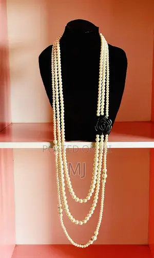 Multi-Layer Pearl Statement Necklace tare da Black Rose Accent