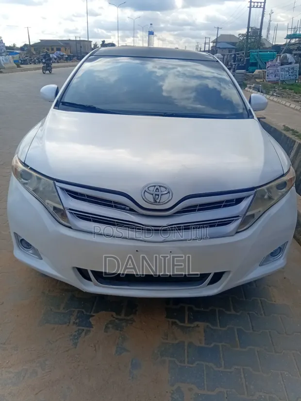 Toyota Venza 2010 White - 1