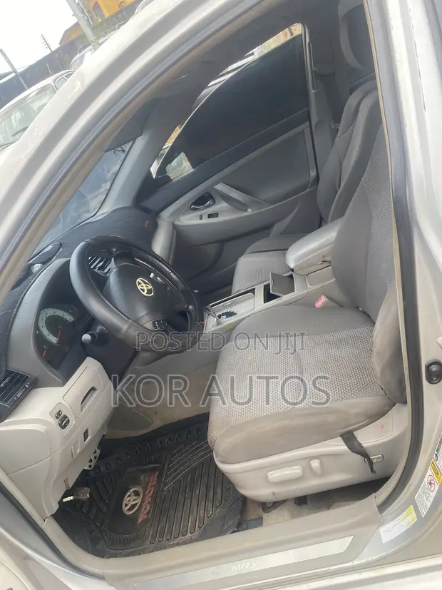 Toyota Camry 2011 Silver - 1