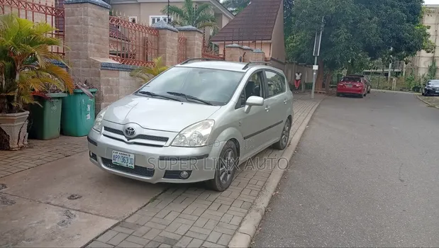 Toyota Verso 2010 Silver - 1