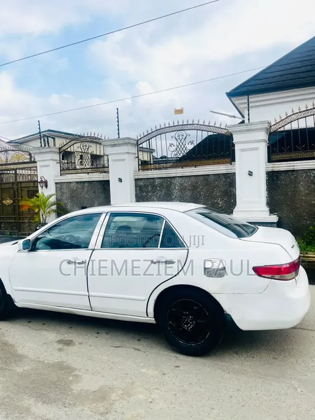 Honda Accord 2005 Automatic White - 1