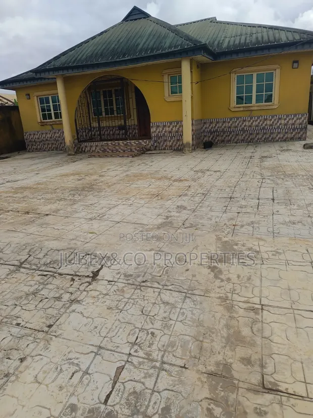 4 Bedroom Bungalow da Mini Flat & Shago a Ilogbo, Ota - 1