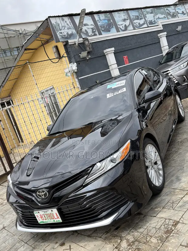 2018 Toyota Camry XLE FWD (2.5L) - Babu Hatsari - 1