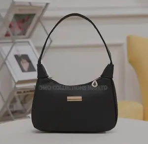 Kyakyawar Jakar Hannu Ta Mata Ta Fata (Faux Leather) Mai Launi Baƙi