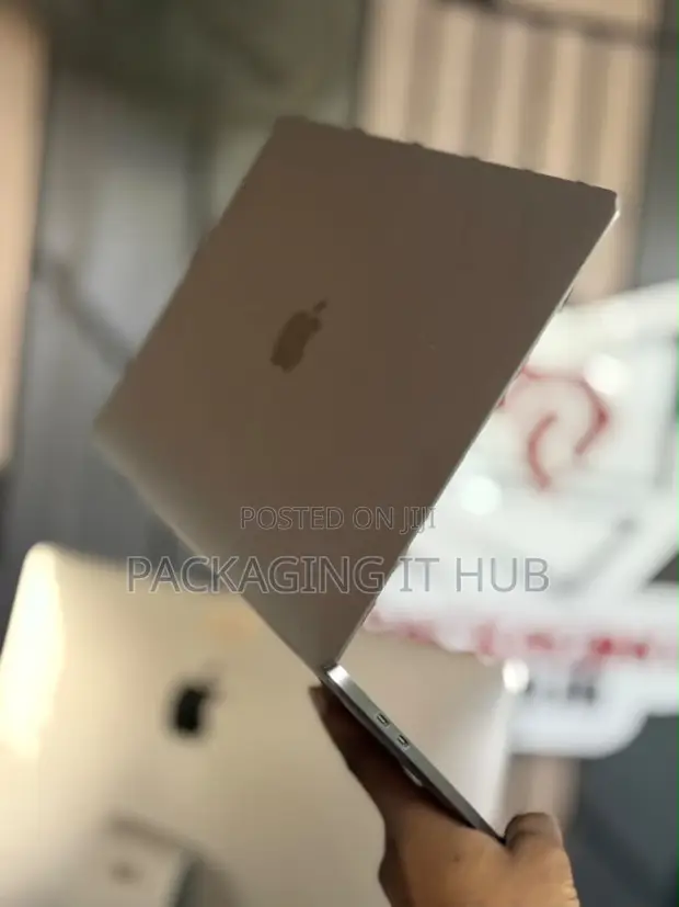 Apple MacBook 2016 8GB RAM 256GB SSHD - 1