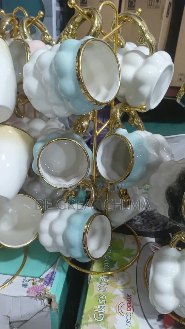 Set of Breakable Cups and Stand - 1