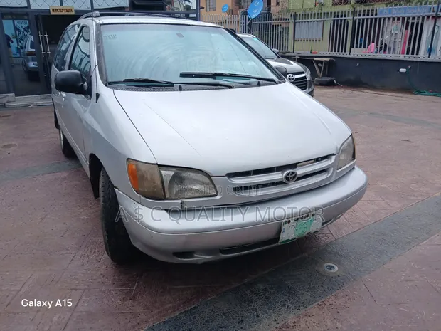 Toyota Sienna 2001 Silver - 1