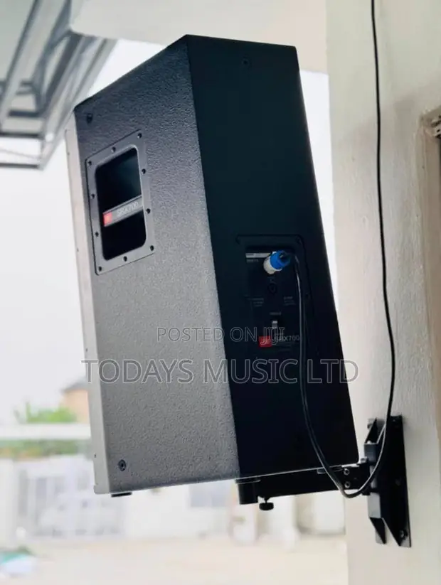 JBL SRX715 15-inch Hanging Loudspeaker - 1