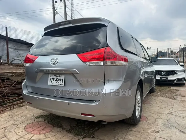 Toyota Sienna XLE 8 Passenger 2012 Grey - 1
