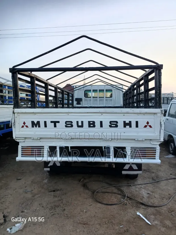 Mitsubishi Canter Mini Truck - 1