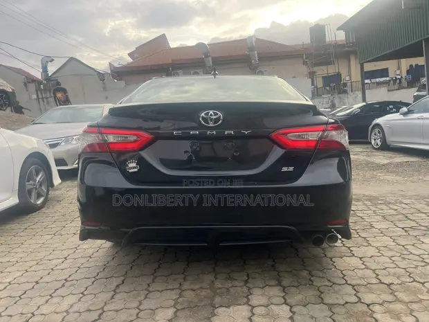 2018 Toyota Camry SE FWD (2.5L) Black - 1
