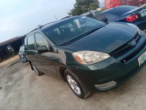 2006 Toyota Sienna LE FWD Minivan - Green