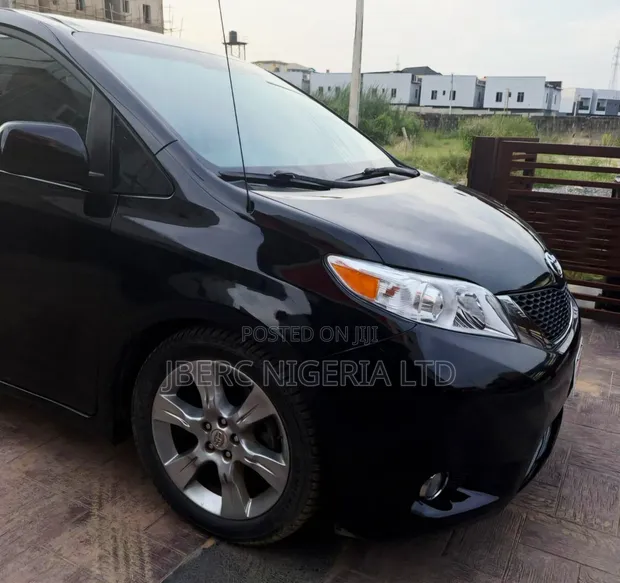 2013 Toyota Sienna SE FWD 8-Fara-Fara Baki - 1
