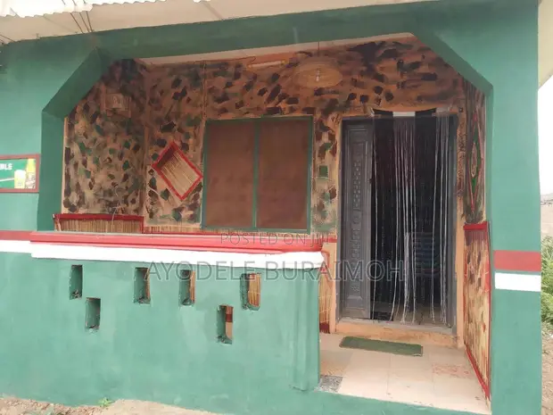 Female Sales Assistant for Bar with Mini Rooms - Sagamu - 1