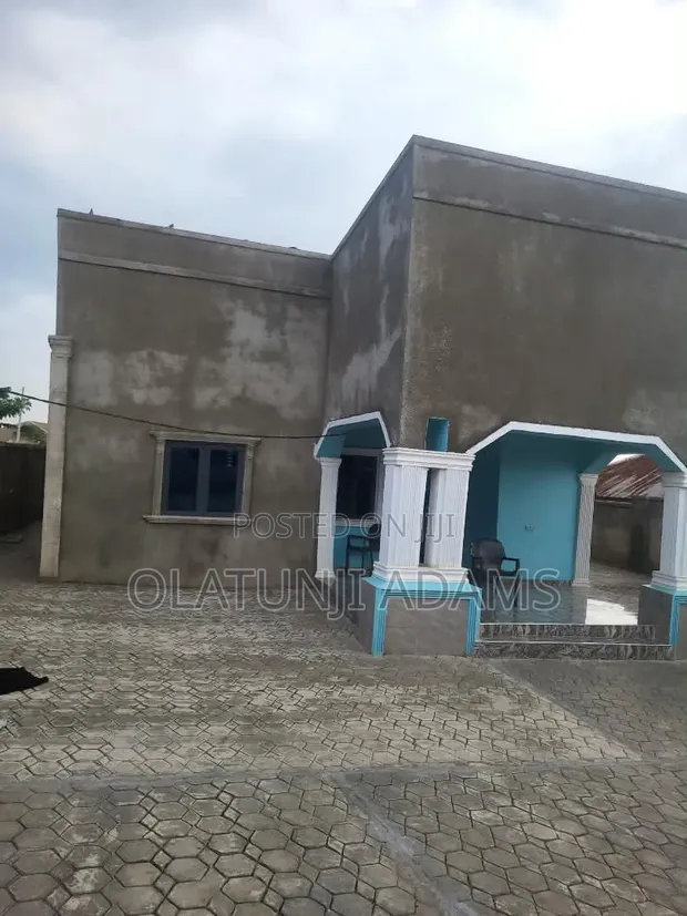 Gidan Bungalow 3 Bedroom Don Siyarwa a Ayekale, Osogbo - 1