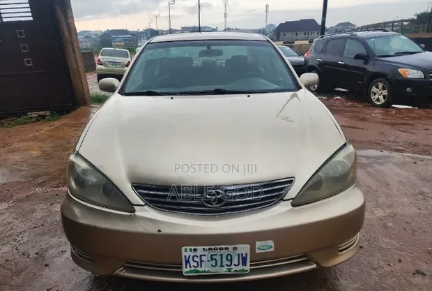 Toyota Camry 2005 Zinariya - 1