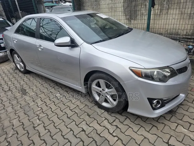2014 Toyota Camry SE Sedan - Silver - 1