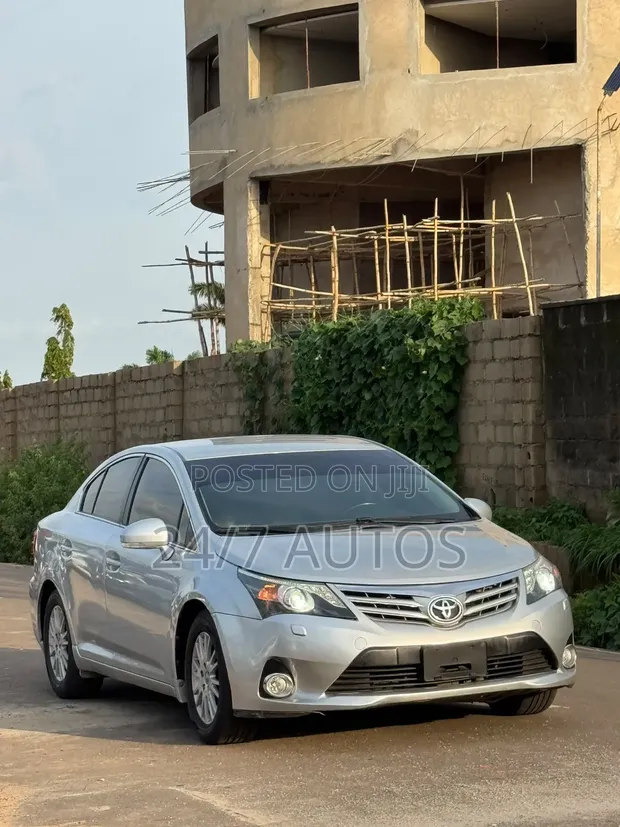 Toyota Avensis 2013 Silver - 1
