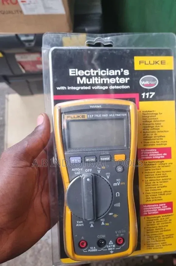 Fluke 117 Electrician's True RMS Digital Multimeter - 1