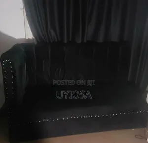 Luxurious Black Armchair Mai Zaman Kujera Tare Da Kafa Zinariya