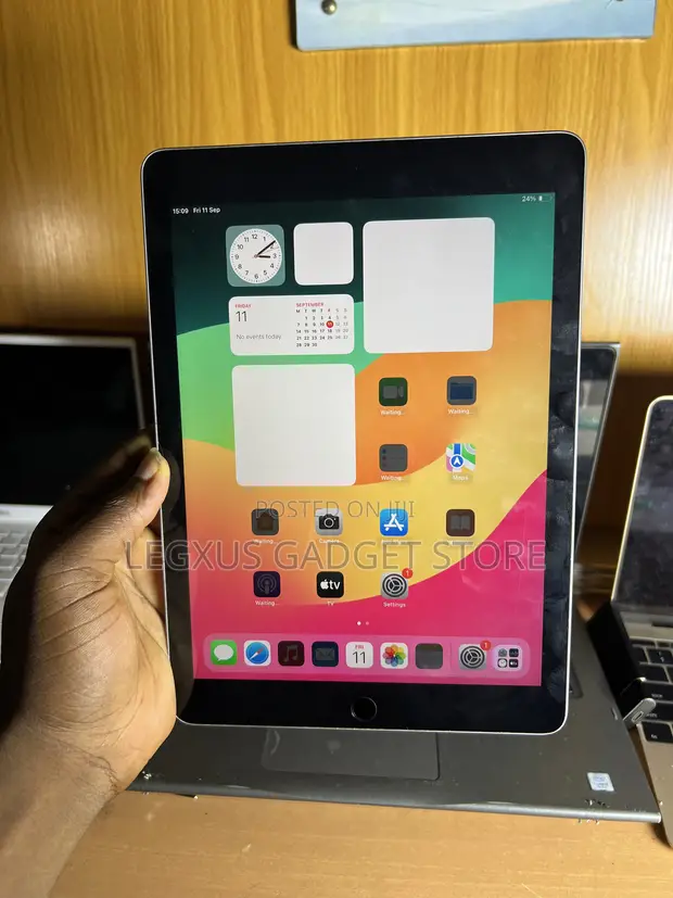 Apple iPad 9.7 32GB Gray (6th Gen) - 1