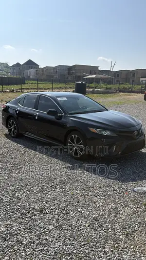 2018 Toyota Camry SE FWD (2.5L) Black
