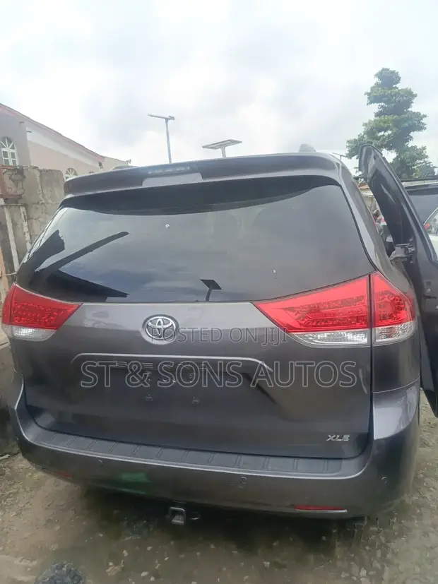 Toyota Sienna 2013 Gray - 1