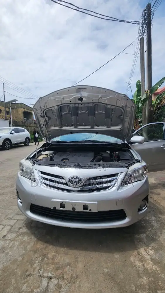 Toyota Corolla 2011 Launin Azurfa - 1