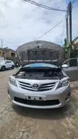 Toyota Corolla 2011 Launin Azurfa - 1