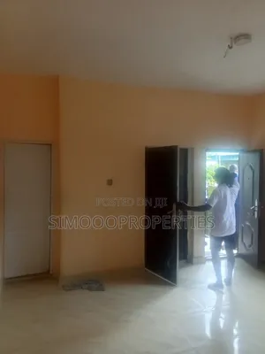 1 Bedroom Block of Flats for Rent in Royal Garden, Lakowe