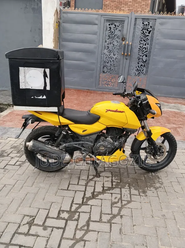 Bajaj Pulsar 220 F 2024 Yellow - 1