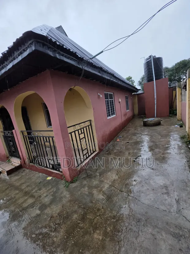 6-Bedroom House for Sale in Osogbo - 1